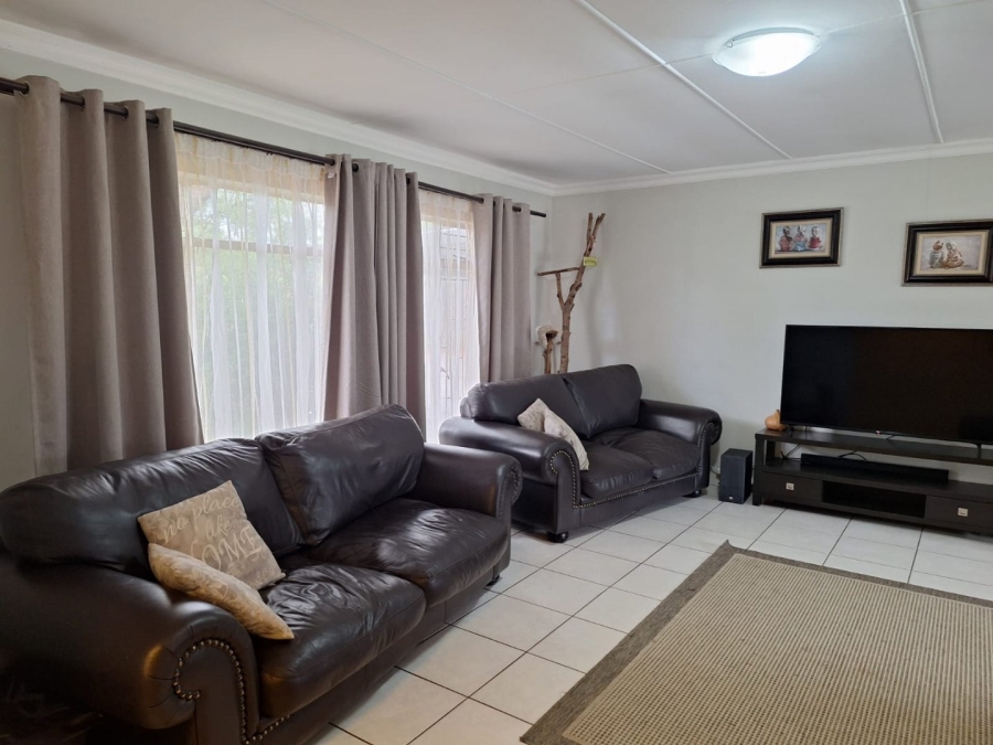 4 Bedroom Property for Sale in Langenhovenpark Free State